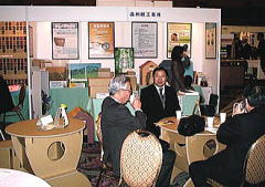 段ボール製のテーブルとイス