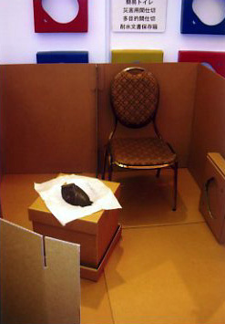 簡易トイレ 避難所内使用例